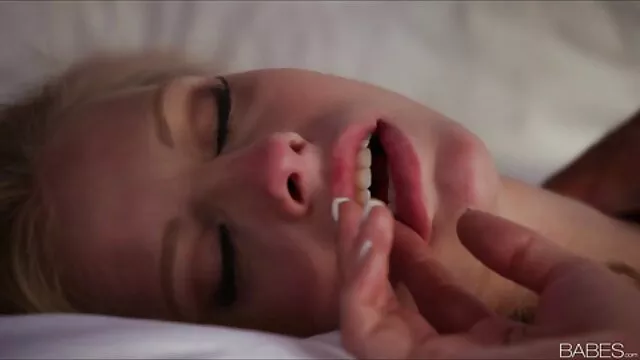 دختر موی سرخ در اتاق کانال فیلم سوپر سکسی ماساژ به سختی دمار از روزگار می گذارد