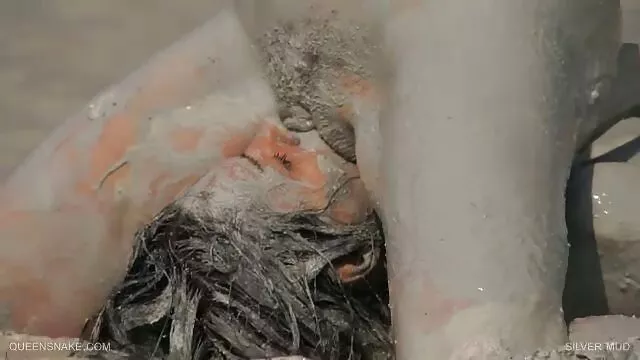 4. پیرمرد از نوجوانی که منتظر تلگرام کانال فیلم سوپر ورود او بود بسیار خوشحال است